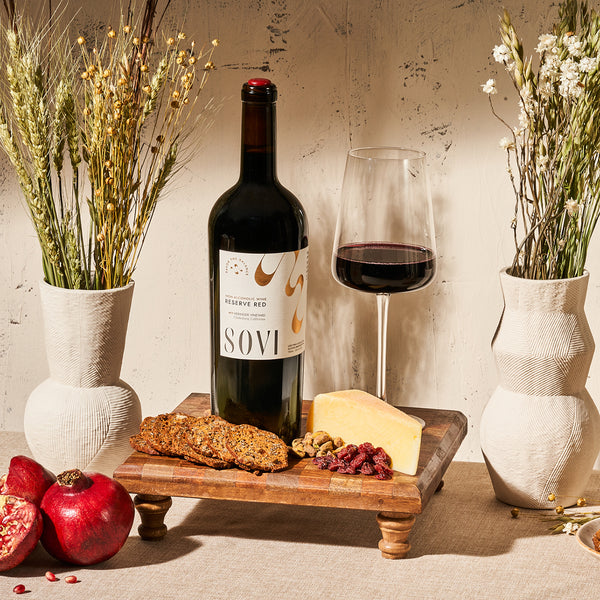 Sovi Reserve Red alcohol-free red wine with flowers, fruit and cheese