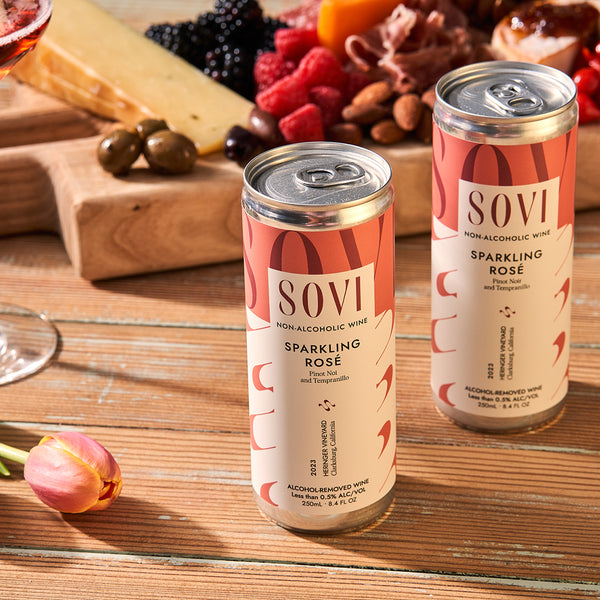 Sovi alcohol-free sparkling rose wine in cans with cheese and fruit