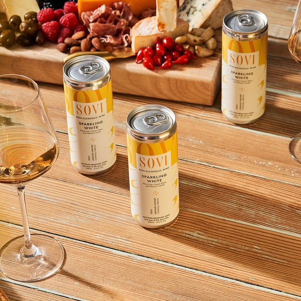 Sovi alcohol-free sparkling white wine in cans with cheese and fruit